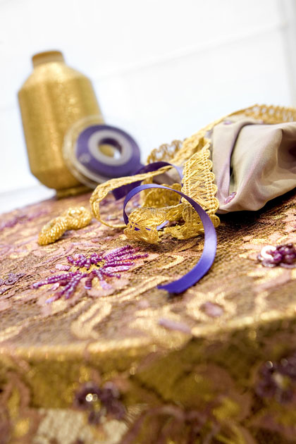 Brokaat met goud en paars lint
